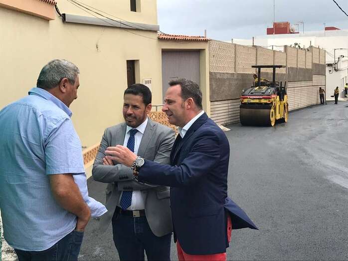 El alcalde y el concejal charlan con un vecino de la zona (Foto TA)